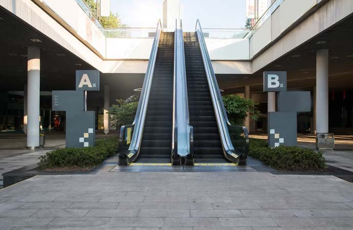 Minimalist shopping center interior design
